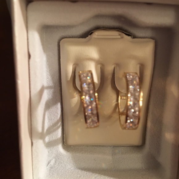 New 10k cz gold earring. - Picture 2 of 2